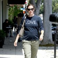 Jennifer Garner wearing a long sleeve t-shirt | Picture 65689